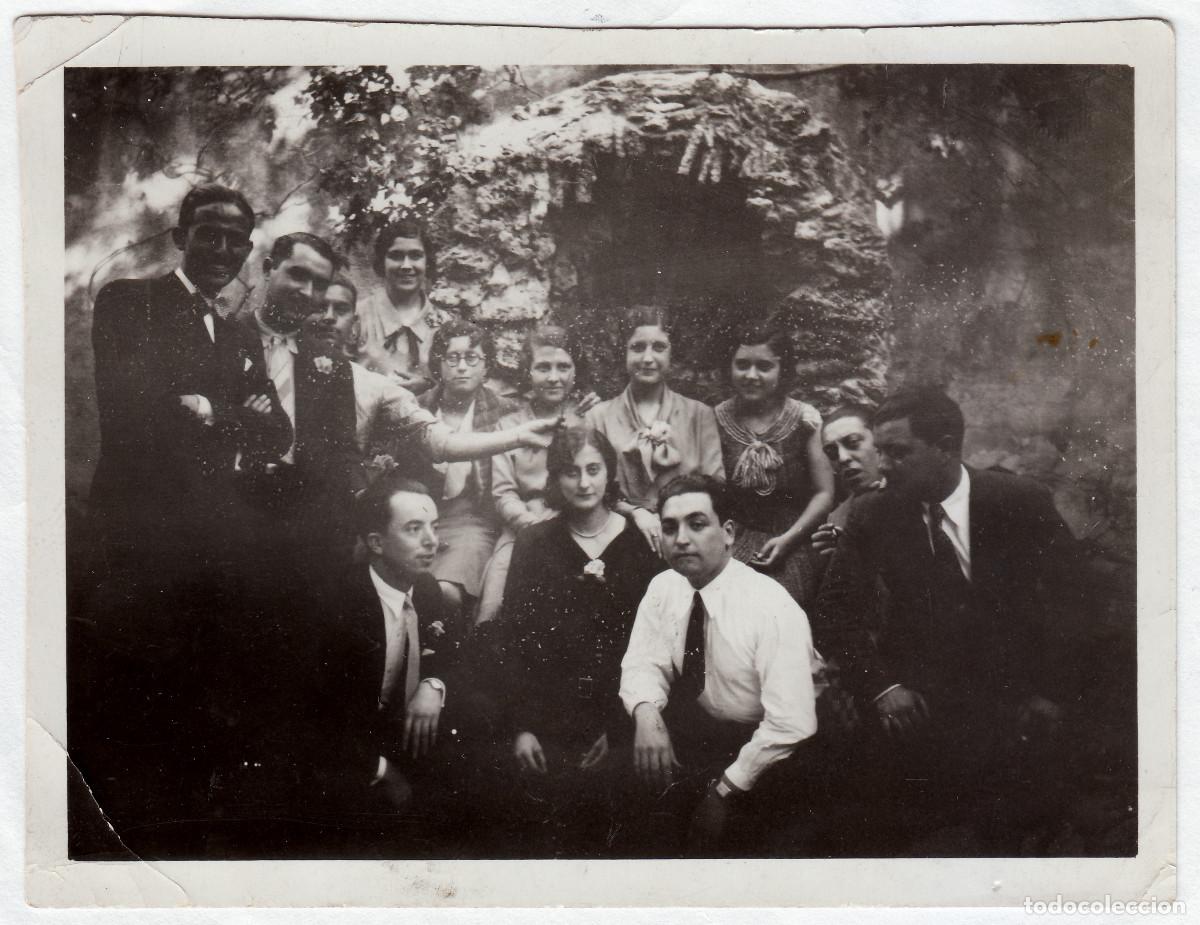 Fotograf&iacute;a antigua: Grupo de amigos en la entrada de una antigua gruta. A&ntilde;os 20 bm
