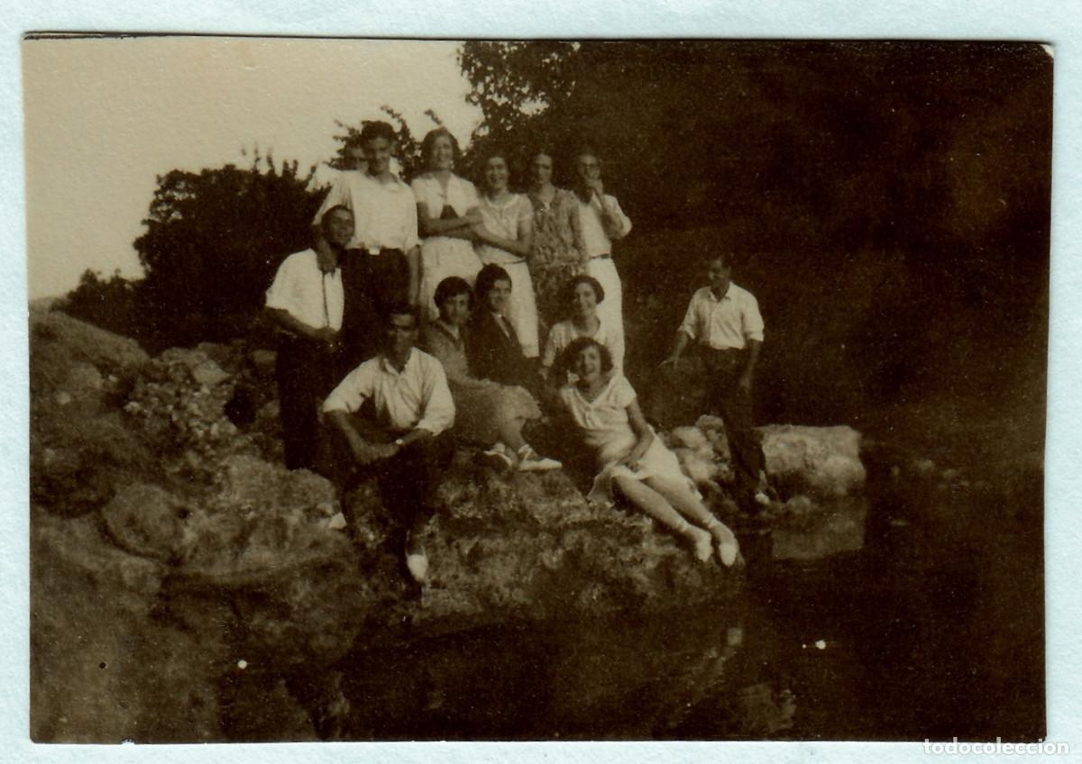 Fotograf&iacute;a antigua: 2 peque&ntilde;as fotos. Chico. Grupo de amigos. A&ntilde;os 20 bm