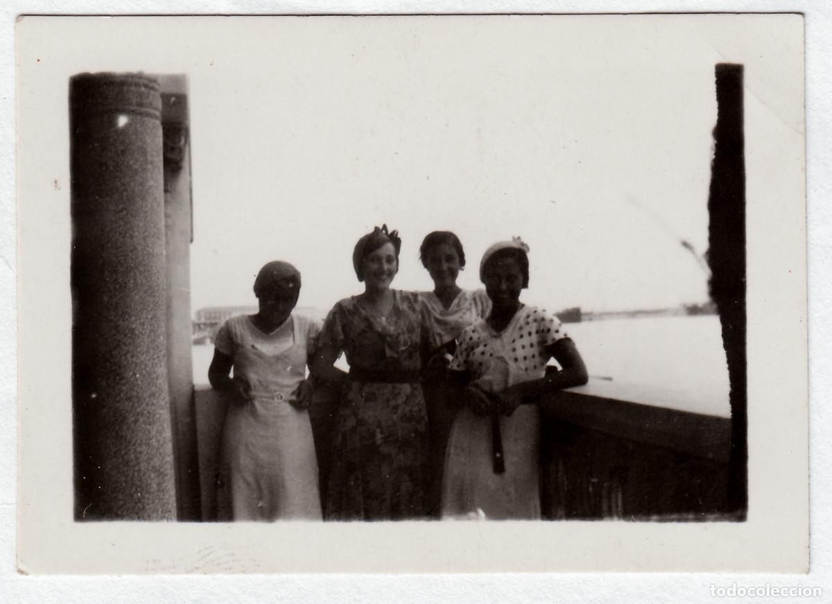Fotograf&iacute;a antigua: Chicas alegres. A&ntilde;os 20 bm