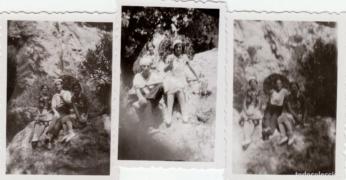 Fotograf&iacute;a antigua: 3 fotos. Amigos. Chicas y chicos con una sombrilla. A&ntilde;os 20 bm