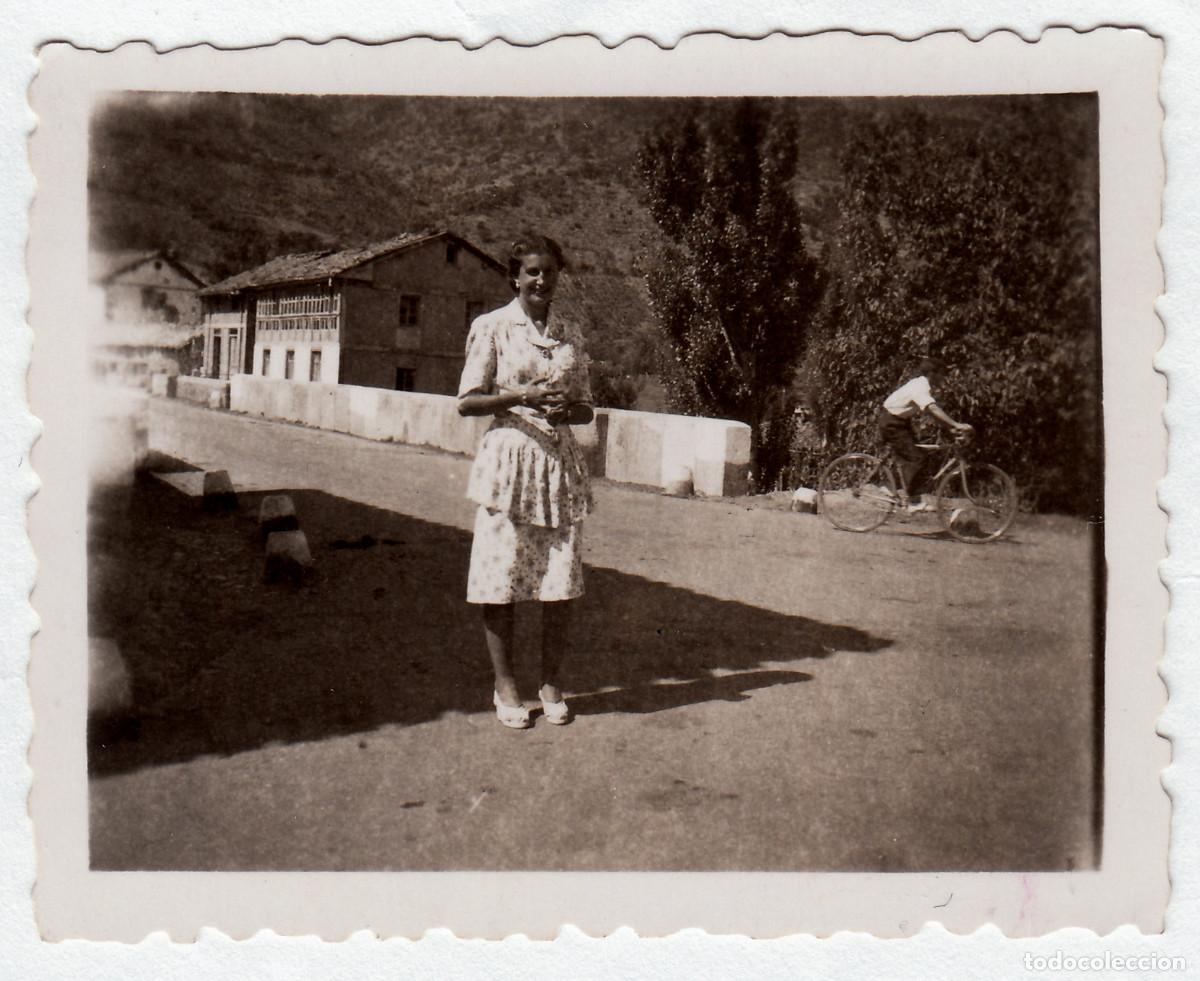Photographie ancienne: Mujer en paisaje. Chico en bicicleta. A&ntilde;os 40 bm