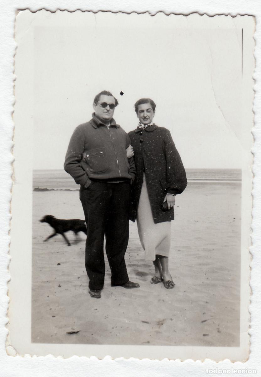 Photographie ancienne: Pareja en la playa con su perro mascota. A&ntilde;os 40 bm