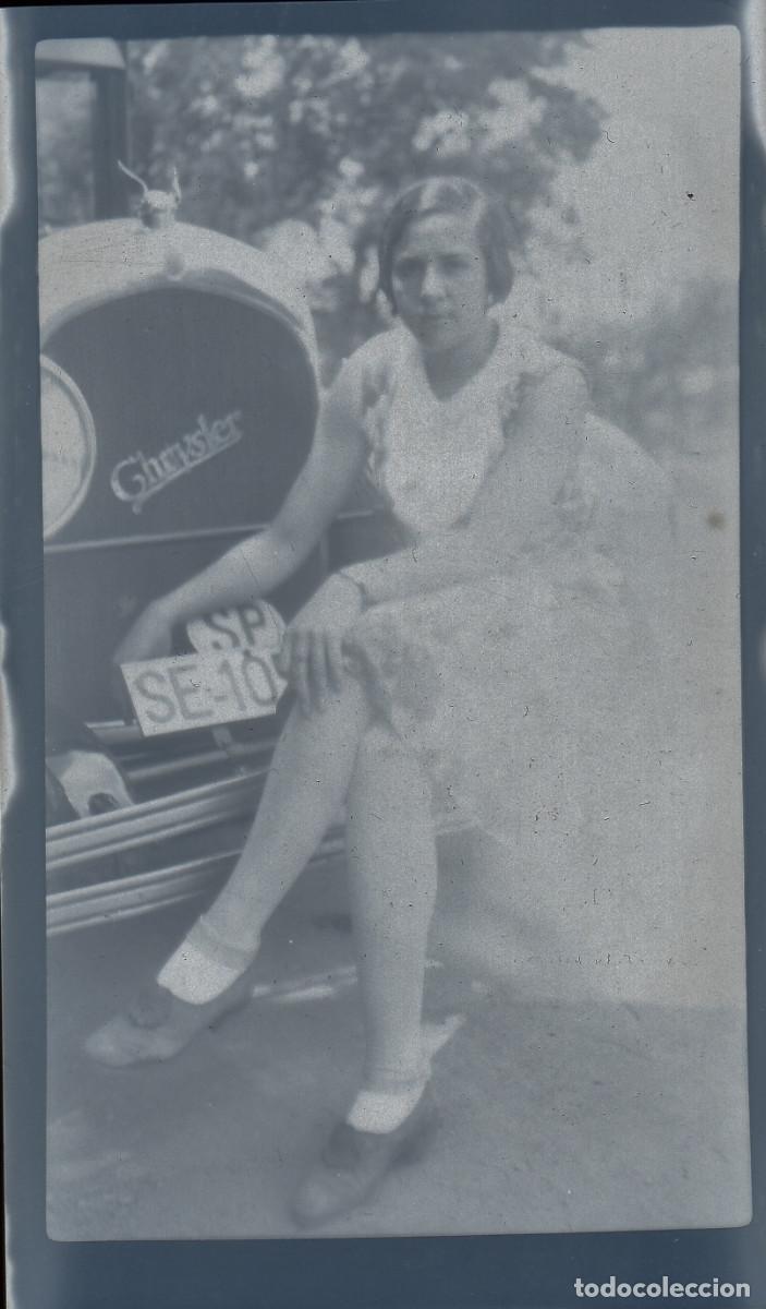 Photographie ancienne: Chica en un antiguo Taxi Chrysler con matr&iacute;cula de Sevilla. Negativo celuloide. A&ntilde;os 20-30 bm
