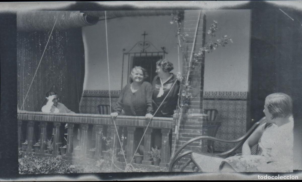 Fotograf&iacute;a antigua: Mujeres en el porche de su casa. Negativo celuloide. A&ntilde;os 20-30 bm