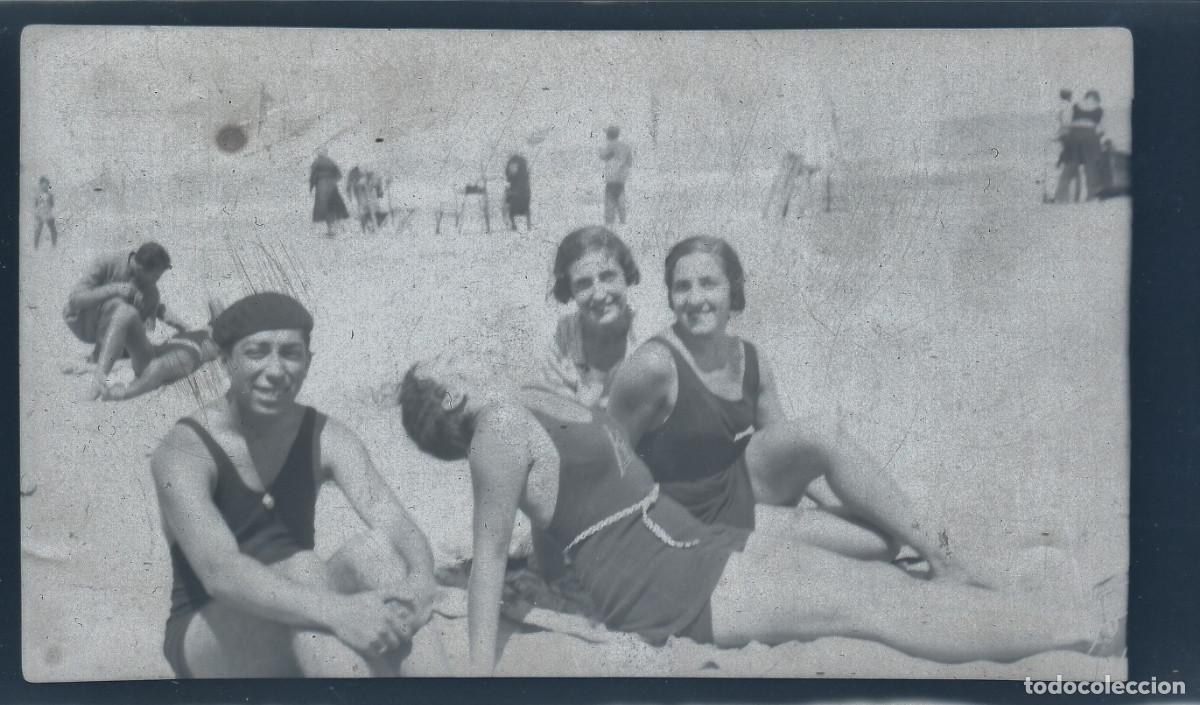 Fotograf&iacute;a antigua: Ba&ntilde;istas riendo en la playa. Negativo celuloide. A&ntilde;os 20 bm