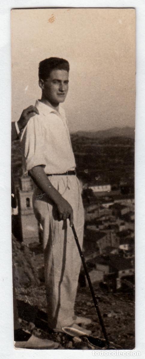 Fotograf&iacute;a antigua: Chico con bast&oacute;n oteando paisaje con campanario. A&ntilde;os 20 bm