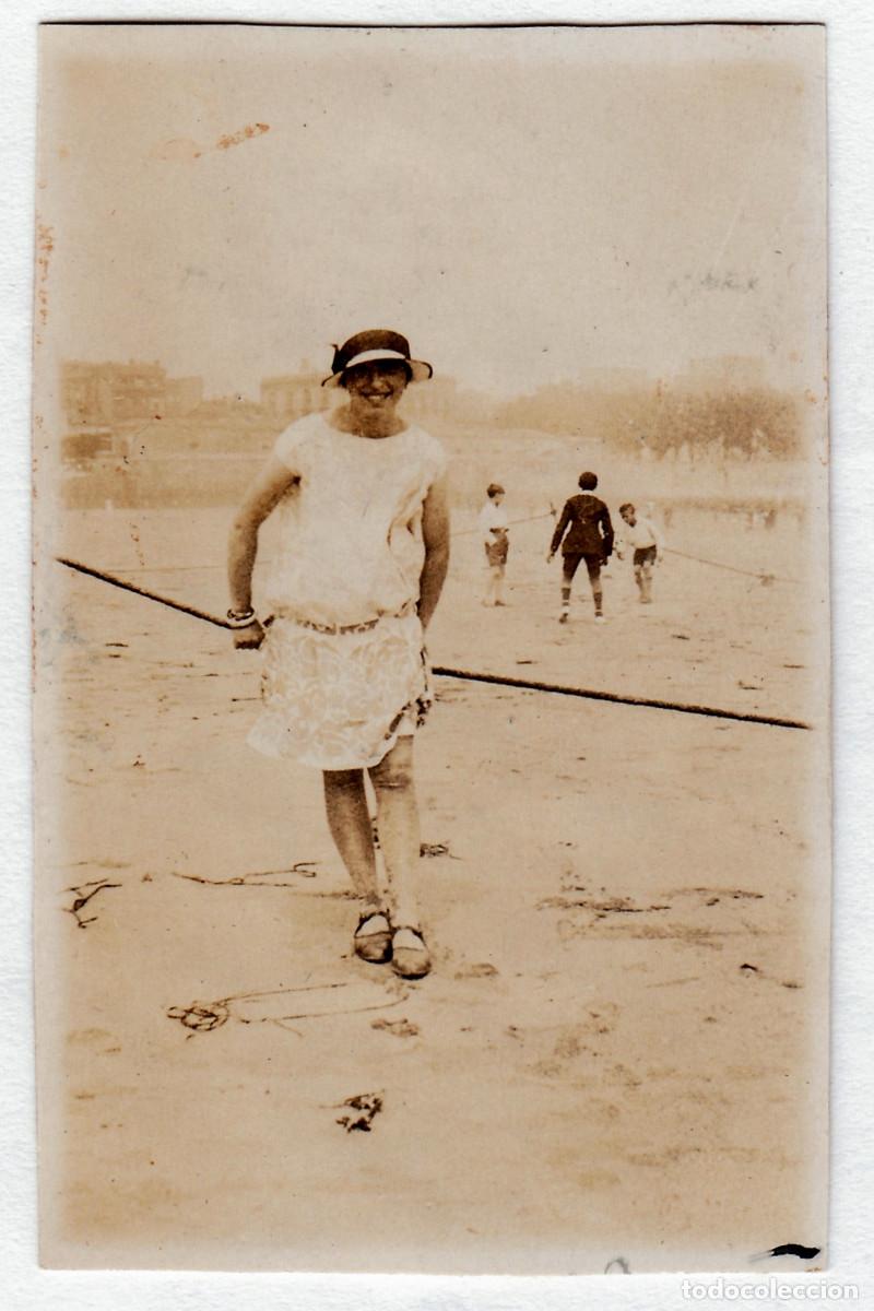 Fotograf&iacute;a antigua: Chica sonriente en la playa de Val&egrave;ncia?. A&ntilde;os 20 bm