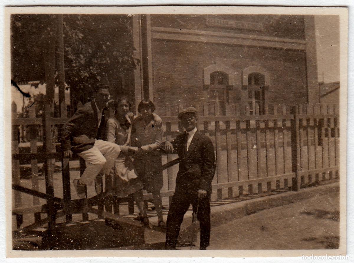 Fotograf&iacute;a antigua: Fant&aacute;stica foto. Amigos en la estaci&oacute;n de tren, ferrocarril Alfafar Benet&uacute;sser, Val&egrave;ncia. A&ntilde;os 20 bm