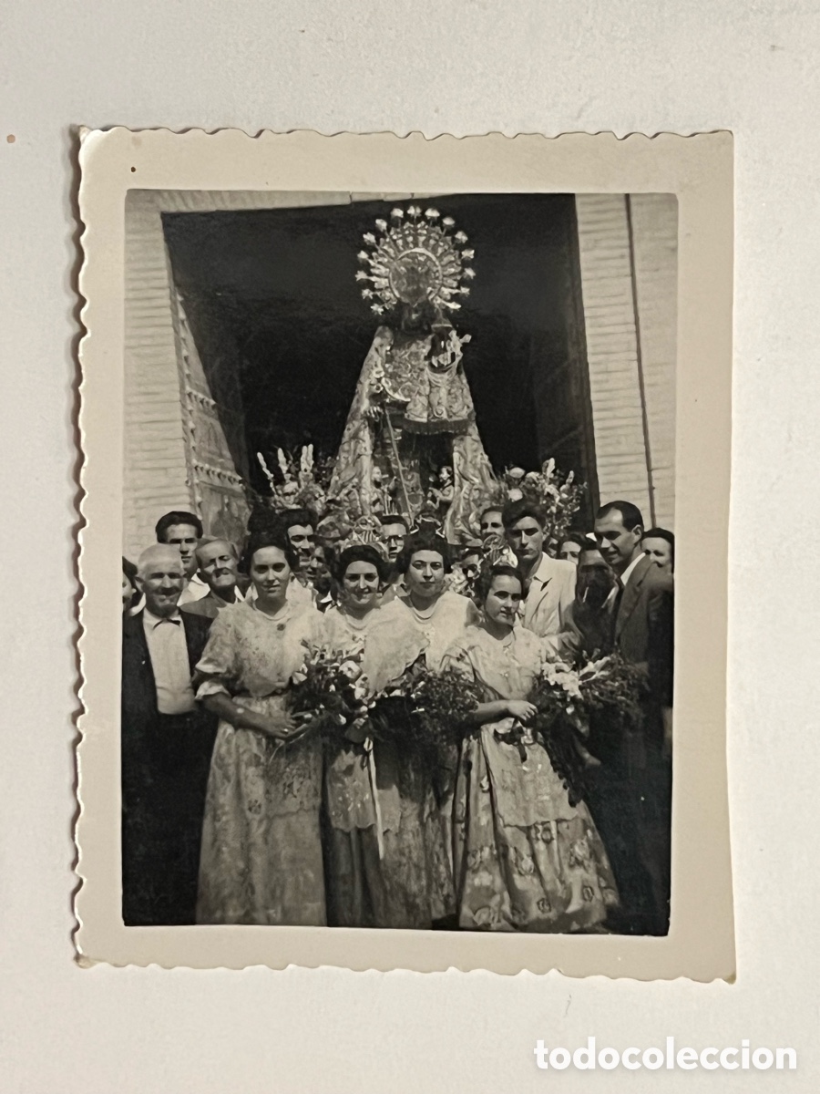 Fotograf&iacute;a antigua: CABA&Ntilde;AL POBLADOS MAR&Iacute;TIMOS. Procesi&oacute;n de la Geperudeta rodeada de Falleras (h.1960?)