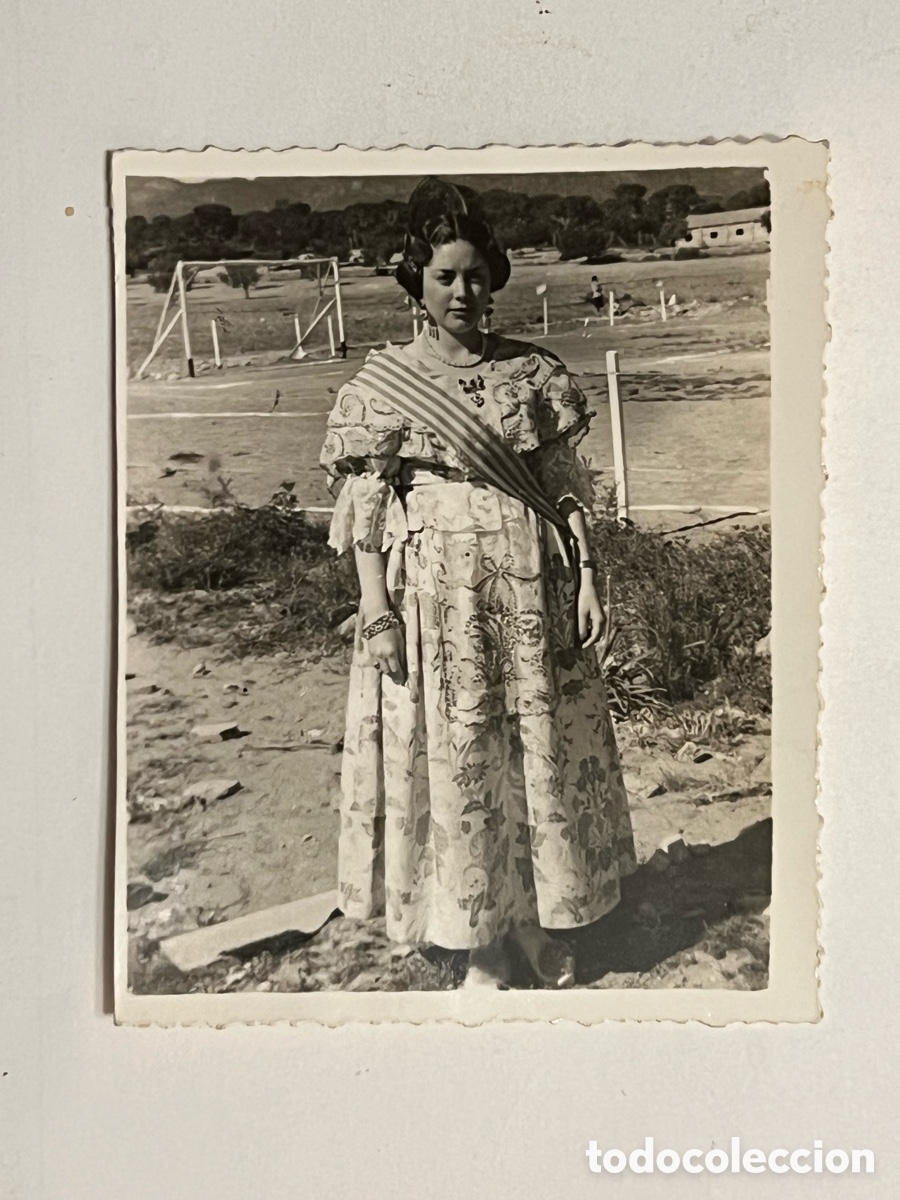 Fotograf&iacute;a antigua: FALLAS Y FALLERAS.. Fotograf&iacute;a Joven fallera.. cerca del Saler.. poblados mar&iacute;timos.. (a.1951)