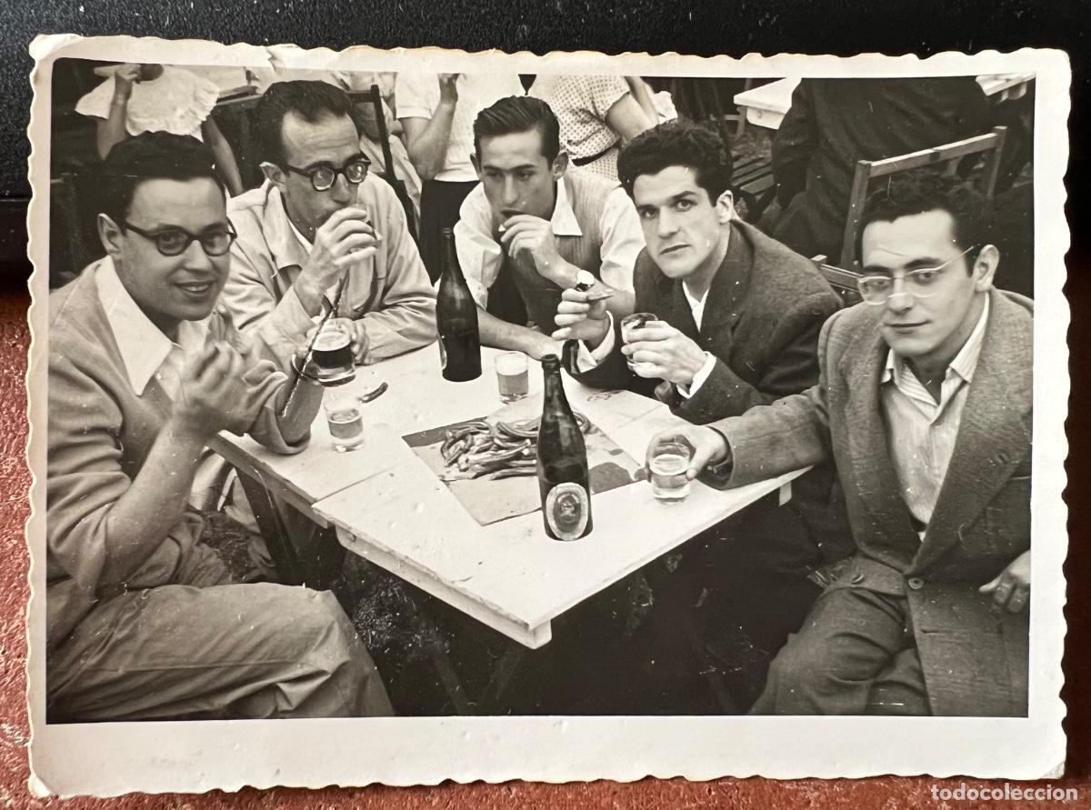 Fotograf&iacute;a antigua: Fotograf&iacute;a grupo de amigos comiendo churros y bebiendo cerveza - Probablemente Santander - A&ntilde;os 50