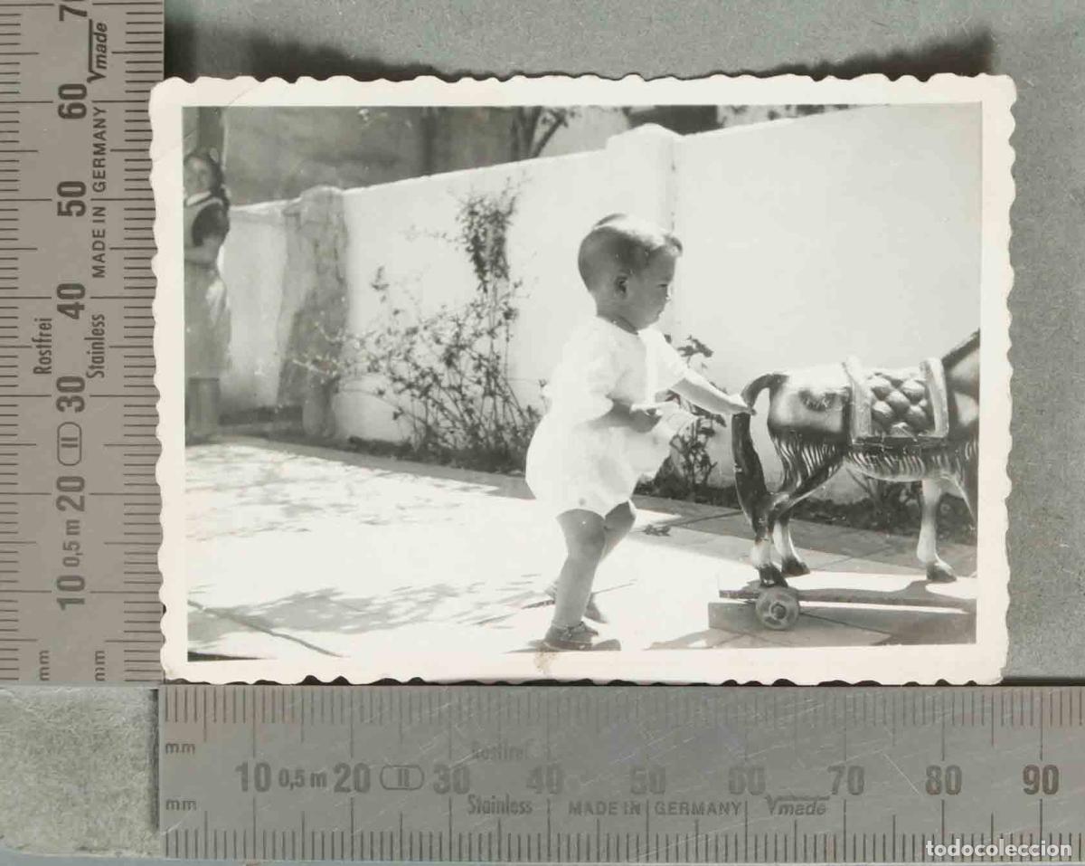 Fotograf&iacute;a antigua: FOTOGRAFIA. Ni&ntilde;o con caballito de juguete hacia 1940