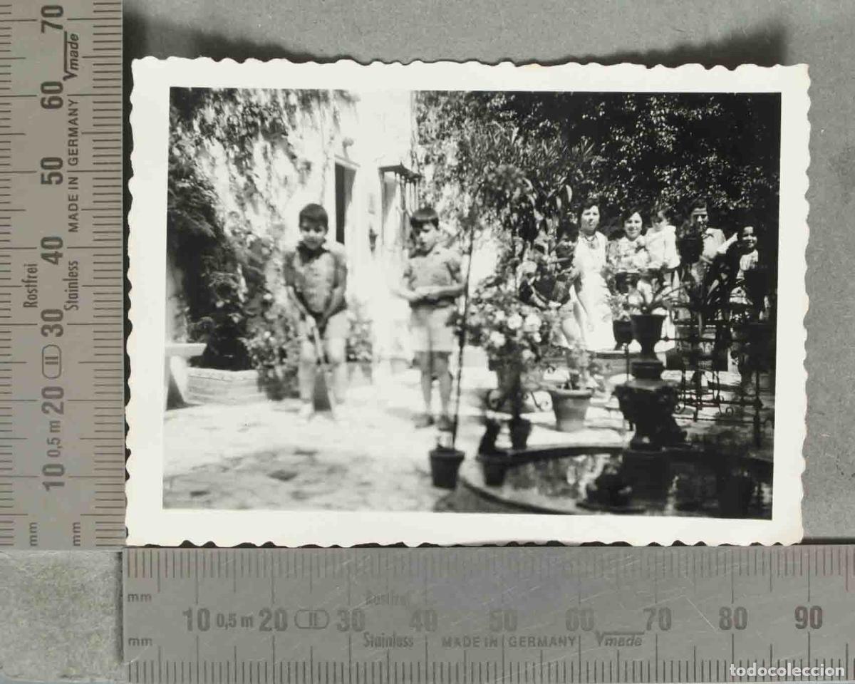 Fotograf&iacute;a antigua: FOTOGRAFIA. Ni&ntilde;os y mujeres en patio con fuente hacia 1940