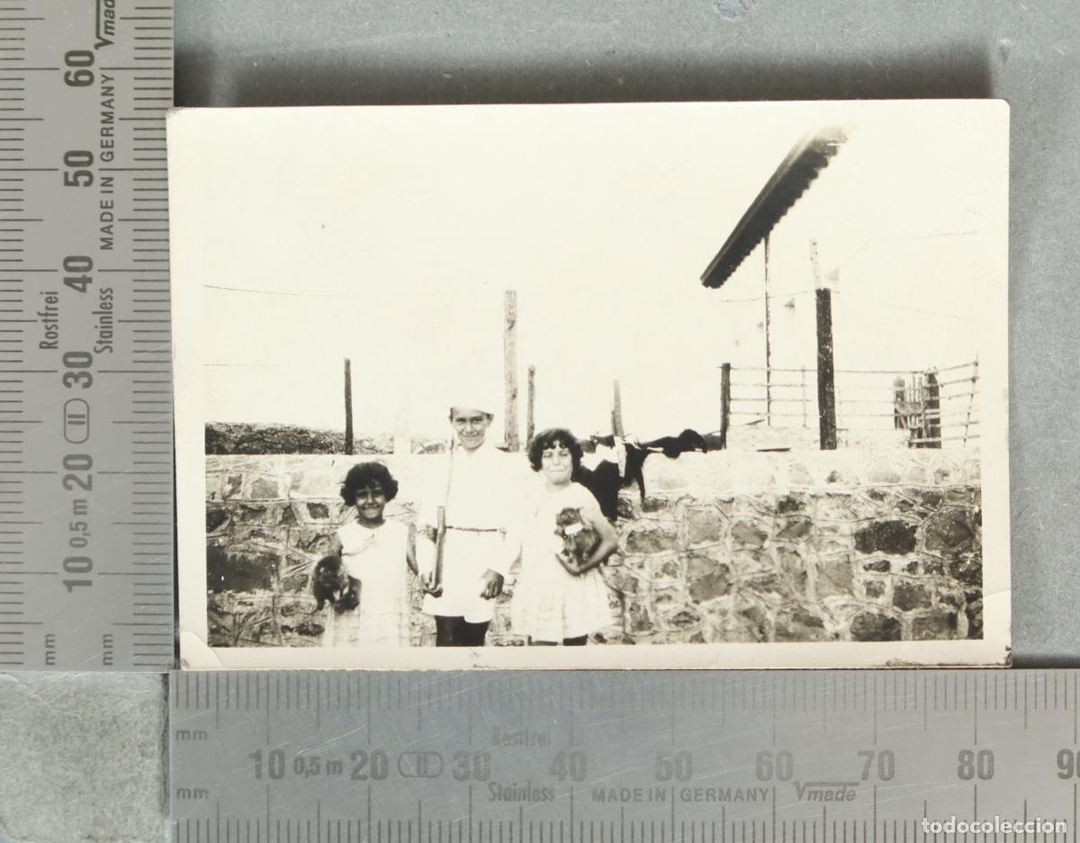 Fotograf&iacute;a antigua: FOTOGRAFIA. NI&Ntilde;OS con juguetes junto a muro de piedra hacia 1920