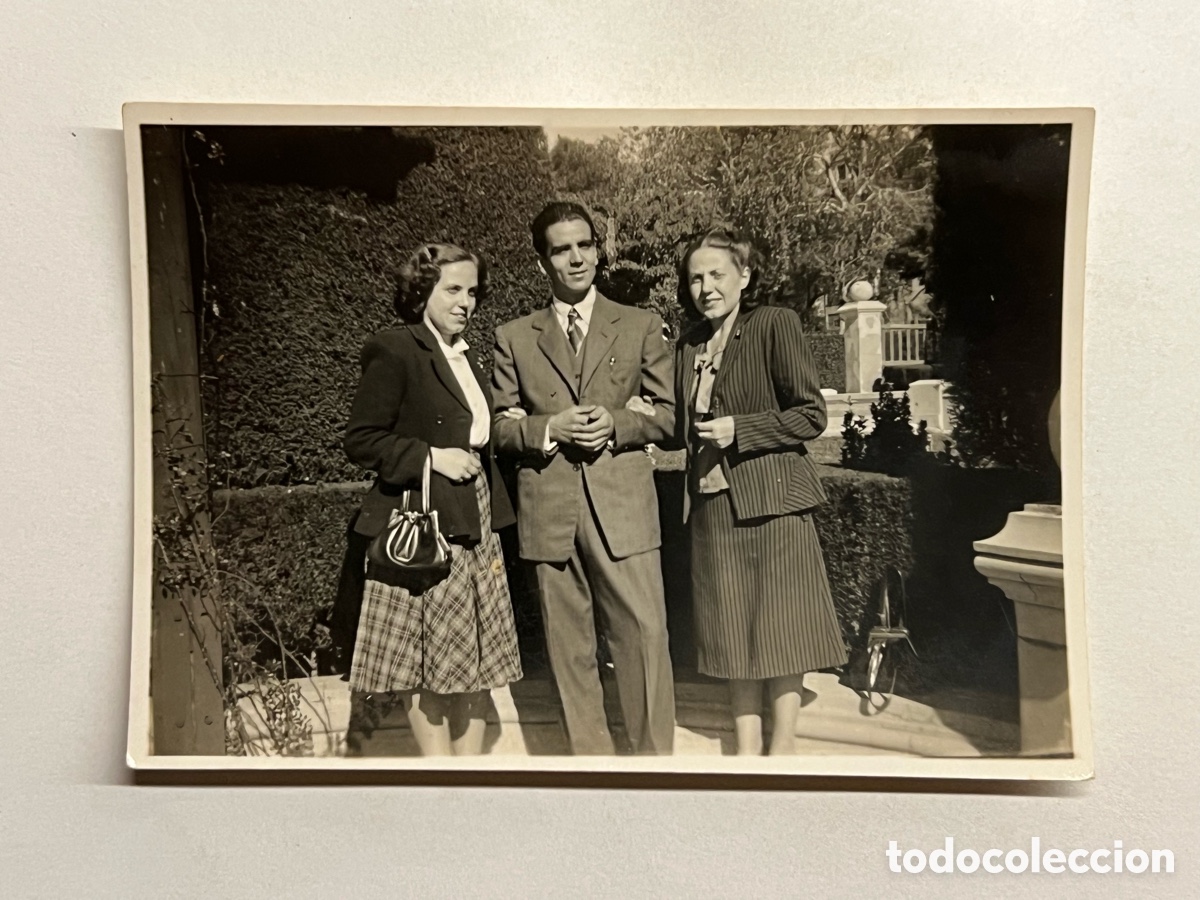 Fotograf&iacute;a antigua: MADRID. Casa de Fieras.., paseando por el Retiro.. Fotograf&iacute;a Octubre de 1949
