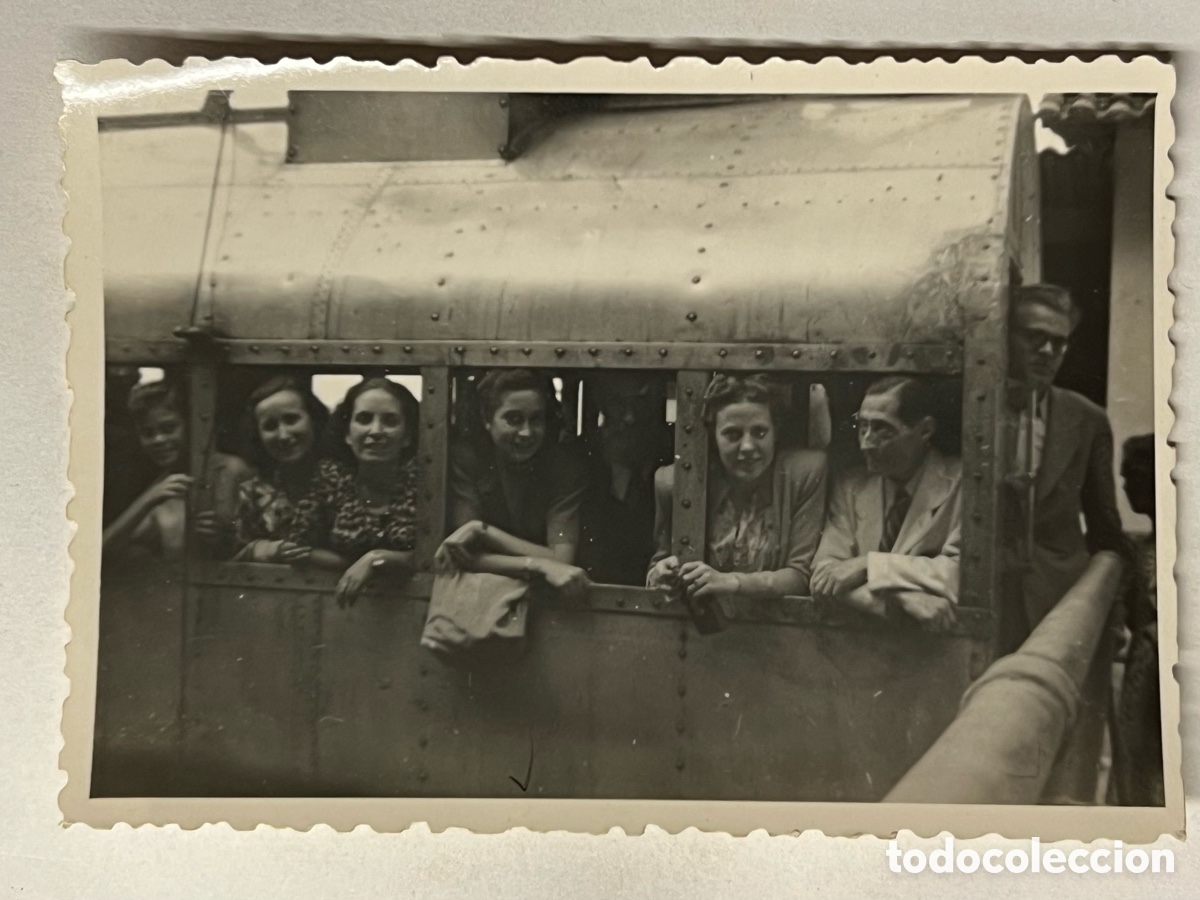 Fotograf&iacute;a antigua: MONTSERRAT (Barcelona) Fotograf&iacute;a Amigas Subidas en el Funicular A&eacute;reo, Julio de 1947