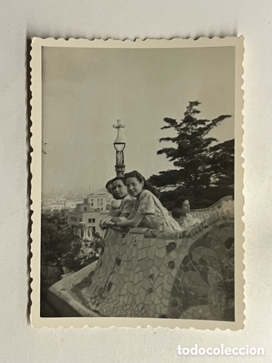 Fotograf&iacute;a antigua: BARCELONA. Parqu&eacute; Guell. Fotograf&iacute;a para el recuerdo.. Julio de 1947