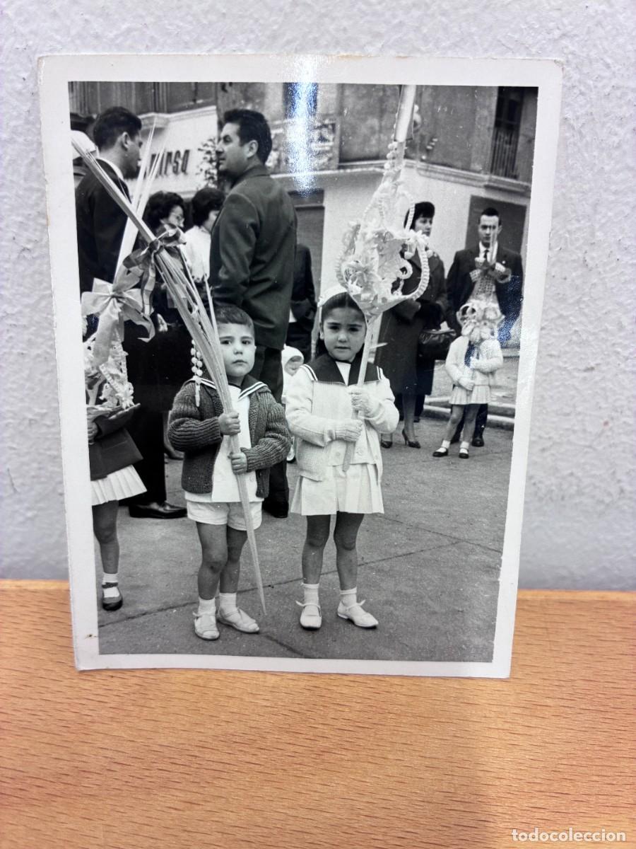 Fotograf&iacute;a antigua: FOTO ANTIGUA 7,9 x 10,2 CM. CATALUNYA, EL VENDRELL, DIUMENGE DE RAMS, PALMES I PALMONS, 60'S.