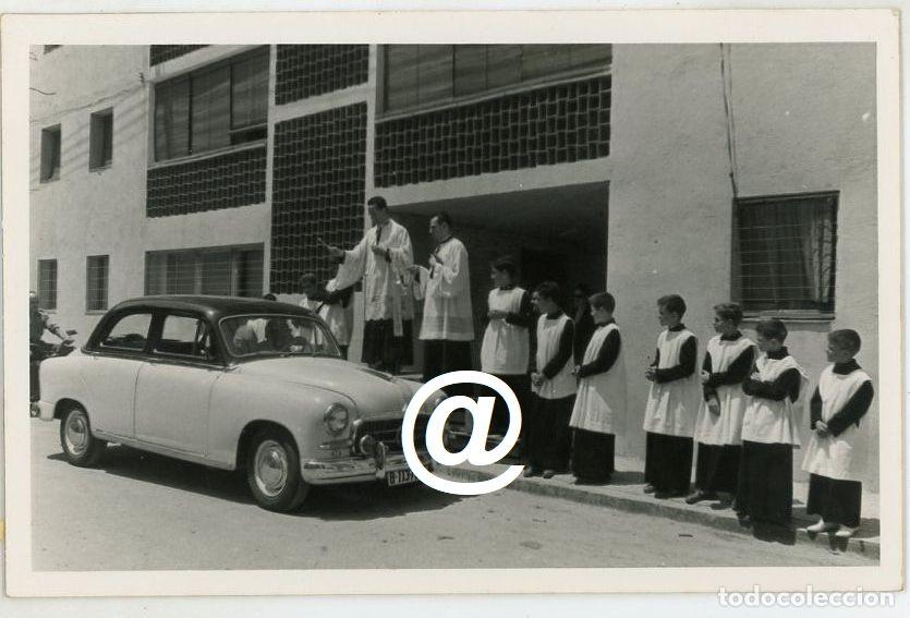 Fotograf&iacute;a antigua: FOTO DIA DE SAN CRISTOBAL BENDICION RELIGIOSA COCHE SEAT 1400 A&Ntilde;OS 60 - SELLO COMPANY HOSPITALET