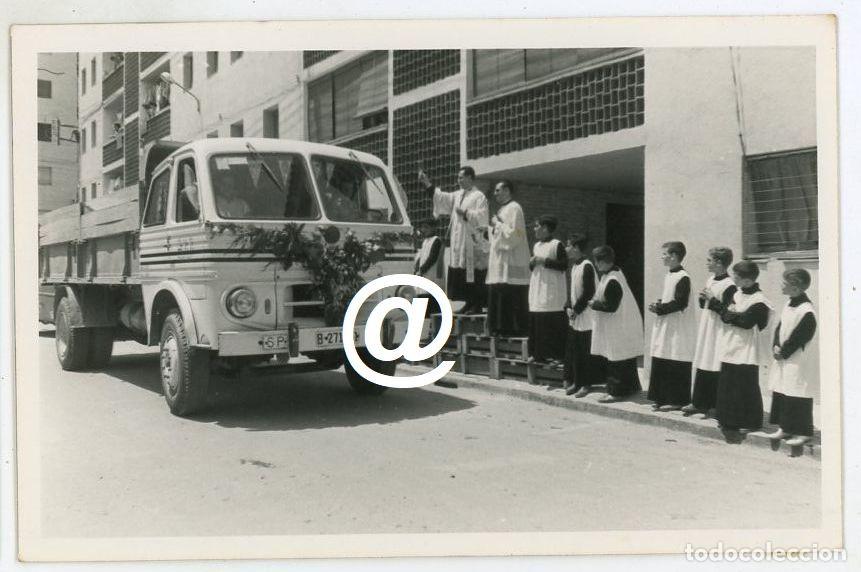 Fotograf&iacute;a antigua: FOTO DIA DE SAN CRISTOBAL BENDICION RELIGIOSA CAMION PEGASO A&Ntilde;OS 60 - SELLO COMPANY HOSPITALET