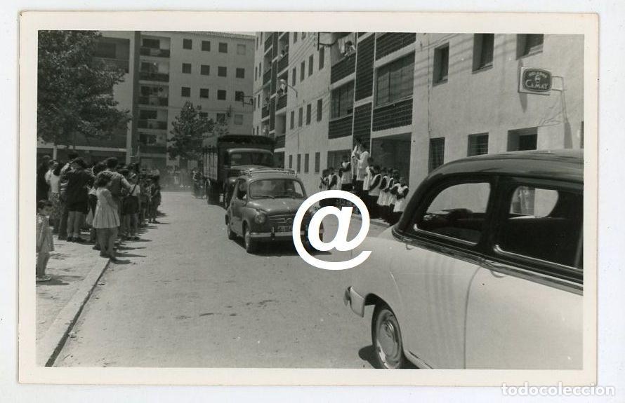 Fotograf&iacute;a antigua: FOTO DIA DE SAN CRISTOBAL BENDICION RELIGIOSA COCHE SEAT 600 A&Ntilde;OS 60 - SELLO COMPANY HOSPITALET