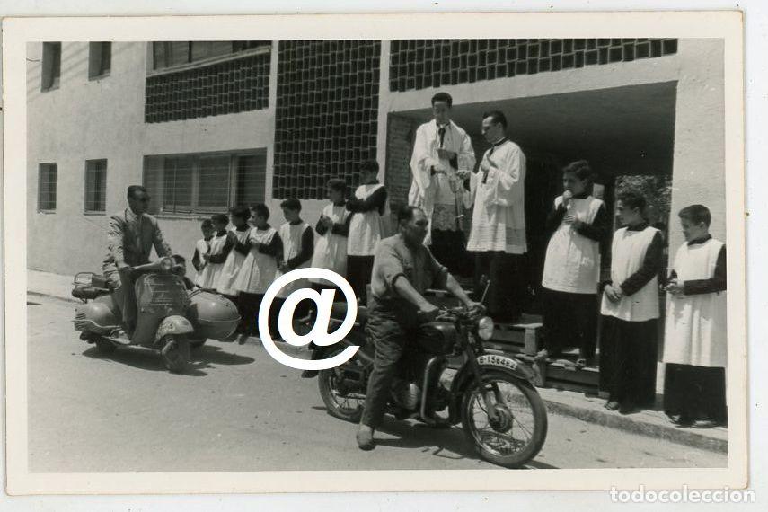 Fotograf&iacute;a antigua: FOTO DIA DE SAN CRISTOBAL BENDICION MOTO GUZZI VESPA SIDECAR A&Ntilde;OS 60 - SELLO COMPANY HOSPITALET