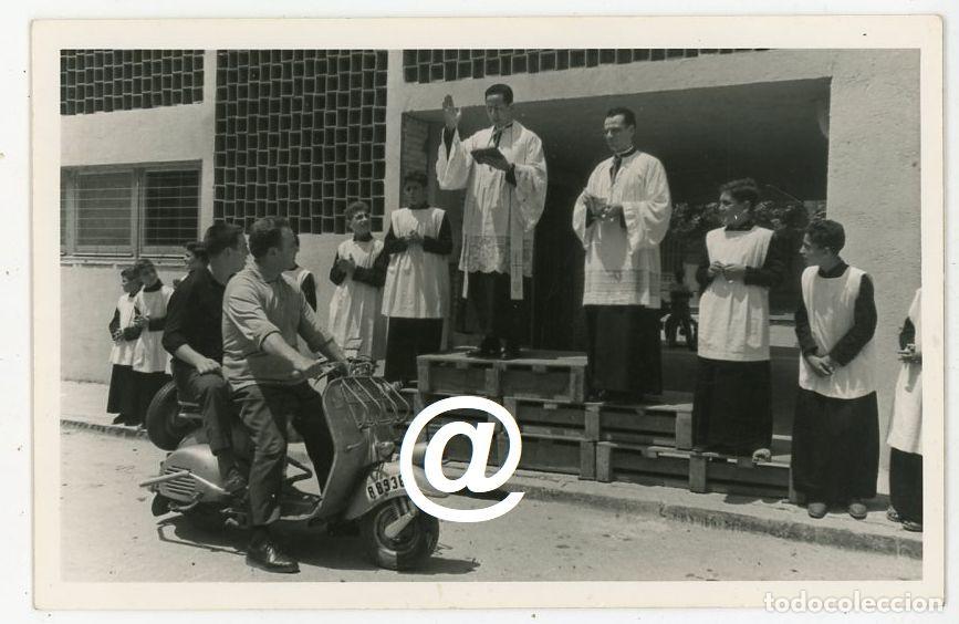 Fotograf&iacute;a antigua: FOTO DIA DE SAN CRISTOBAL BENDICION MOTO VESPA A&Ntilde;OS 60 - SELLO COMPANY HOSPITALET