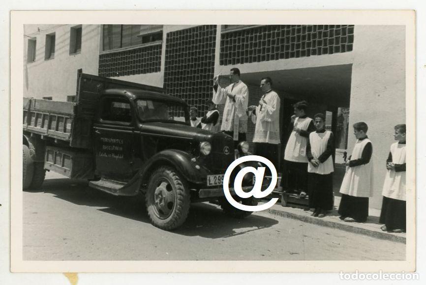 Fotograf&iacute;a antigua: FOTO DIA DE SAN CRISTOBAL BENDICION CAMION A&Ntilde;OS 60 - SELLO COMPANY HOSPITALET