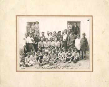Alte Fotografie: Foto de grupo con trofeo. Un hombre con botella de Ponche Soto en la cabeza. Alcoholismo