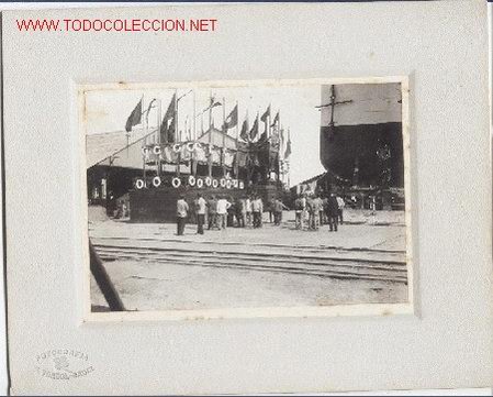 Fotograf&iacute;a antigua: Fotografia sobre carton de la casa El trebol.Botadura del Bustamante