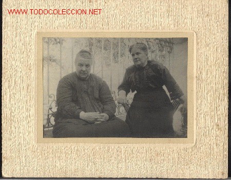 Antique Photography: Fotograf&iacute;a montada sobre cart&oacute;n de dos ancianas en jardin. Circa 1910
