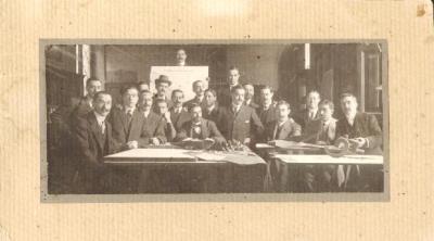 Fotografia antiga: Fabricaci&oacute;n de cal. Fotograf&iacute;a de grupo en laboratorio de Universidad ?