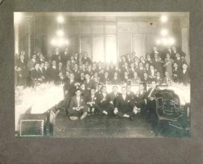 Fotografia antiga: Fotograf&iacute;a antigua de grupo en un banquete, a&ntilde;os 20
