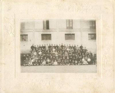 Fotografia antiga: Fotograf&iacute;a antigua de Colegio con alumnos y doce frailes