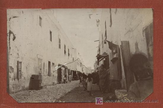 Photographie ancienne: Fotograf&iacute;a con vista de calle animada en ciudad del Norte de Africa. 16 x 10,5 cms. Principios S. XX