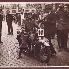 Fotografía antigua: RETRATO DE MOTORISTA, BARCELONA 1930'S. 17,5 X 12,5 CM. Lote 12893233