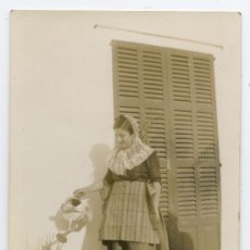 Fotografía antigua: MALLORQUINA. SEÑORA MALLORQUINA REGANDO LAS MACETAS CON CLAVELES. TRAJE TÍPICO. CIRCA 1935