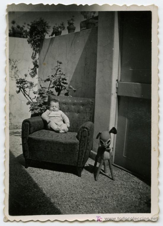 Fotograf&iacute;a antigua: SURREALISMO. NI&Ntilde;O, SOF&Aacute; Y PELUCHE. Curiosa foto. Sin autor&iacute;a.