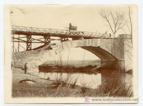 Fotografia antiga: Obras de reconstrucci&oacute;n de un puente, sin identificar, sin anotaciones al dorso. 9 x 12 cms.