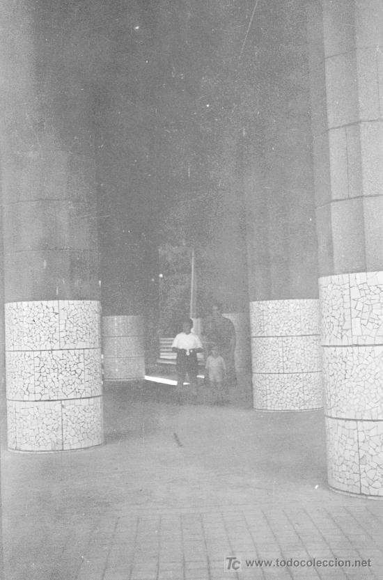 Fotograf&iacute;a antigua: PARC G&Uuml;ELL. Bonita fotografia bajo las columnas de Gaud&iacute; del parque. Circa 1930. NEGATIVO ACETATO.