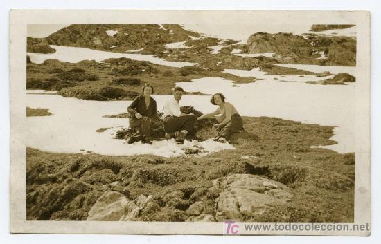 Fotograf&iacute;a antigua: 100 a&ntilde;os de esqu&iacute;. Tres personas descansando en la nieve. Lugar desconocido. Catalunya. Circa 1930.
