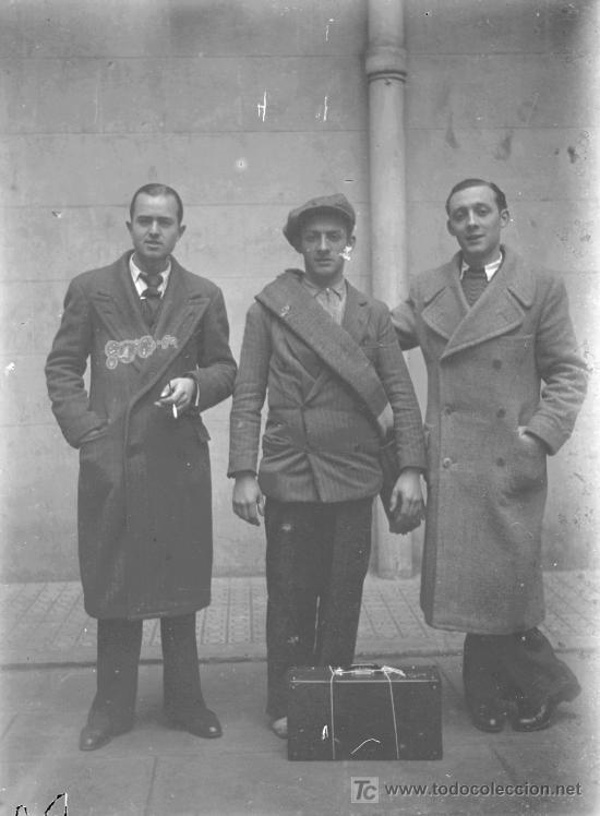 Fotograf&iacute;a antigua: GUERRA CIVIL. Tres amigos. Miliciano. Despedida de uno de ellos. Circa 1936. Negativo