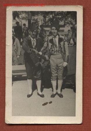 Antique Photography: &iquest; Carnaval o traje de &eacute;poca ? posando junto a un ca&ntilde;&oacute;n. 5,7 x 8,8 cms. Minutero de feria