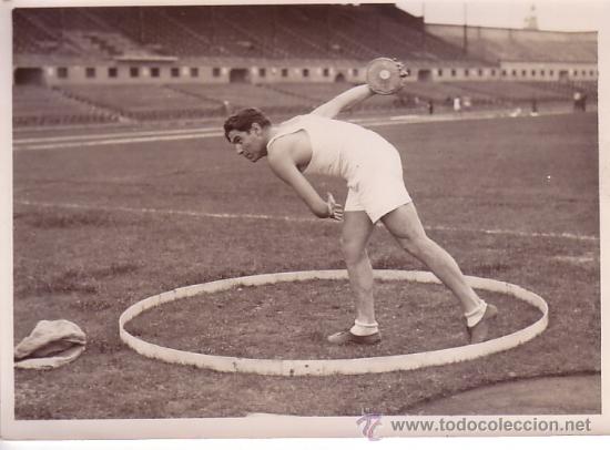 Antique Photography: DEPORTE. ESPA&Ntilde;A. LANZADOR DE PESO, nombre en el reverso. 1920's-30's.