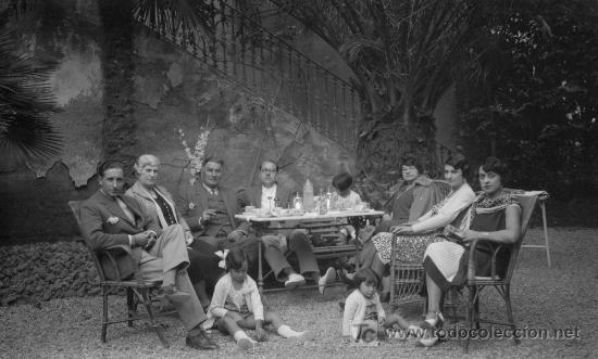 Photographie ancienne: LA HORA DEL TE. Patio interior. Grupo de se&ntilde;oras, se&ntilde;ores y ni&ntilde;os. Negativo de acetato.