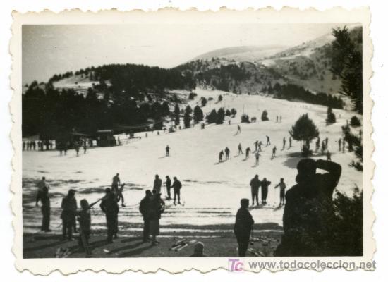 Fotograf&iacute;a antigua: ESQU&Iacute;. LA MOLINA. Esquiadores. 30/01/54