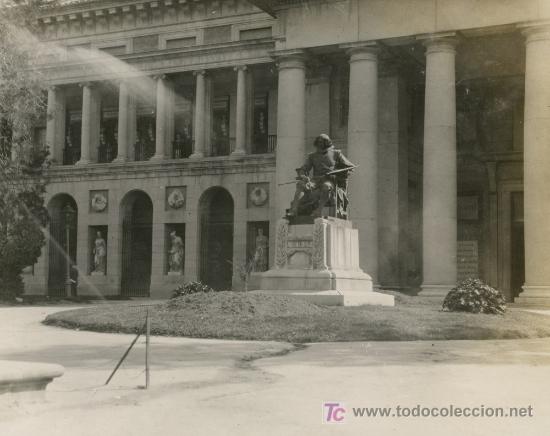 Fotograf&iacute;a antigua: MUSEO DEL PRADO. Puerta y escultura de VELAZQUEZ. Circa 1905