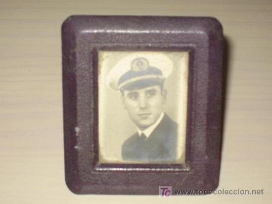 Photographie ancienne: Foto con retrato de marino, enmarcada en peque&ntilde;o marquito antiguo de 6,2 x 7,3 cms. (ver fotos)