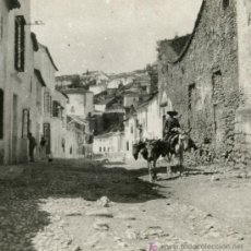 Fotografía antigua: ANDALUCIA. CALLE DE PUEBLO, LABRIEGO Y BURRITOS. PRECIOSA ESCENA DE MÁS DE CIEN AÑOS. CIRCA 1905