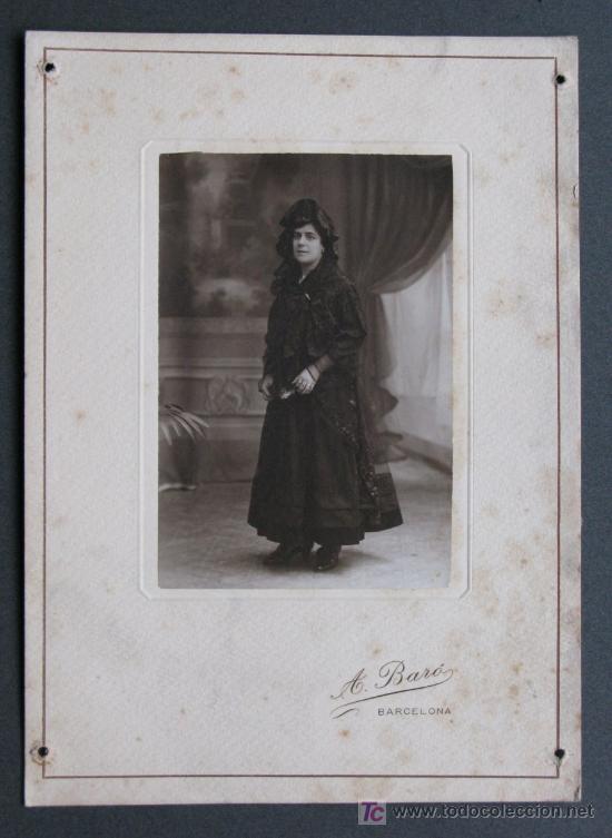 Alte Fotografie: BAR&Oacute;. Foto de cuerpo entero de dama con vestido negro y mantilla. Circa 1900.